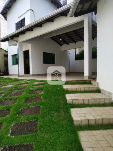 Casa sobrado para locação no bairro Tubalina