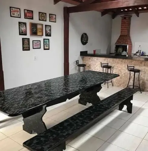 Mesa e bancos de pedra ardósia