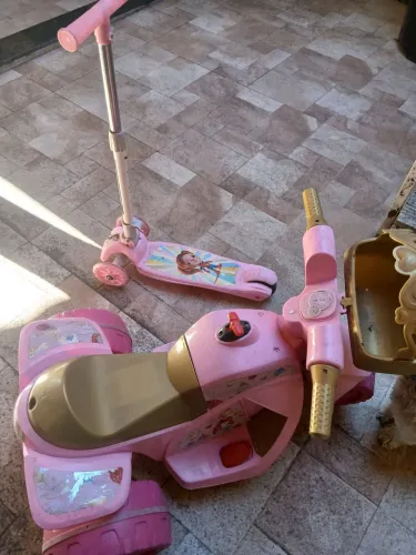 Moto elétrica + patinete infantil menina