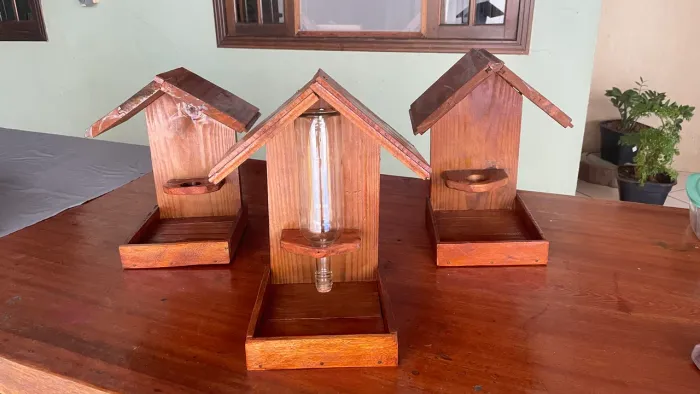 Casinha tratador pássaros com garrafa