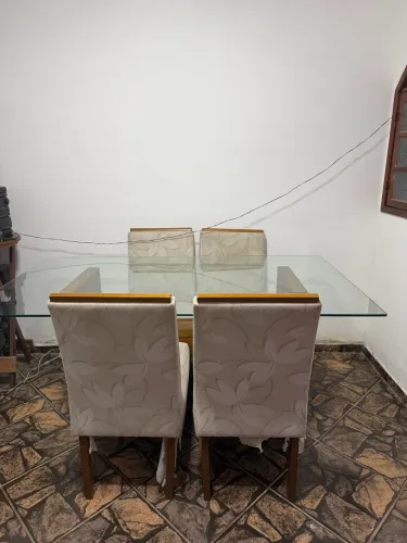 Mesa c tampo de vidro c 4 cadeiras