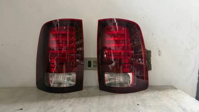 Par de lanternas traseira Dodge Ram 2013/2018 original sem detalhes 