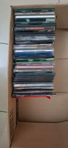 62 CD´s não originais, nacionais e internacionais, alguns com capas outros não,