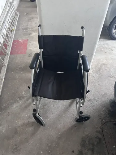 Vendo Cadeira de Rodas