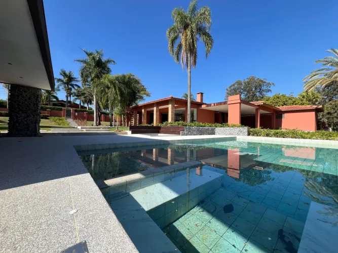 Casa de Alto Padrão com Arquitetura Exclusiva em Condomínio Privilegiado Residencial Cháca