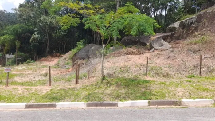 TERRENO COM 1.071M² NA SERRA DA CANTAREIRA EM CONDOMÍNIO FECHADO
