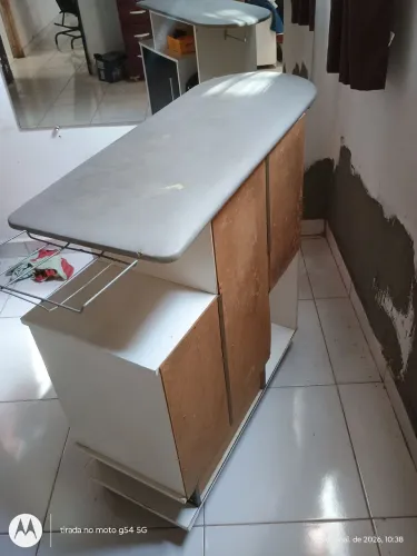 armário mesa de passa roupa