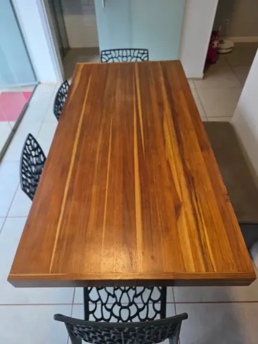 Mesa de Jantar 4 Lugares com Cadeiras Pretas Modernas