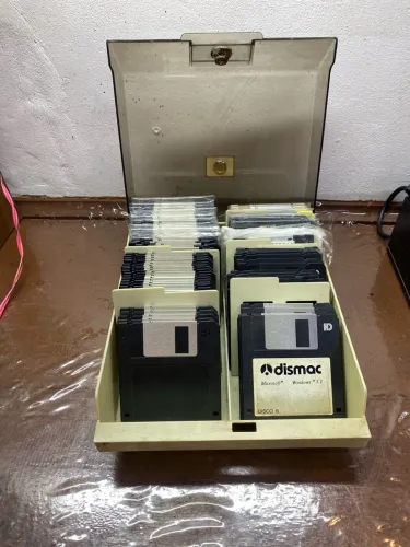 Caixa com disquetes 