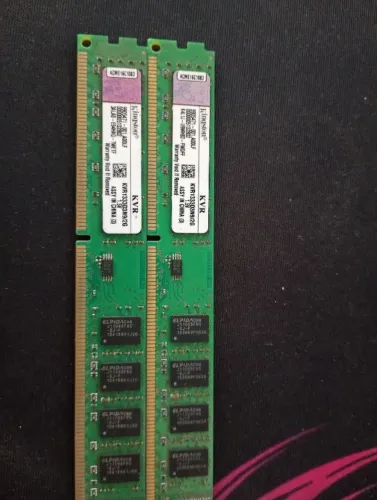 Dois pentes de memória ram DDR3 2x2gb 1333mhz