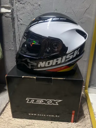 CAPACETE TEXX COM ENVELOPAMENTO DE NORISK DE PAÍSES 
