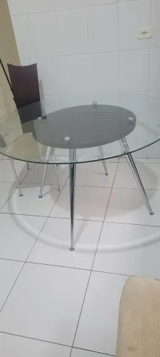 Mesa de madeira com tampo de vidro
