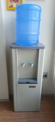Bebedouro de água com garrafão ,gela e temperatura natural