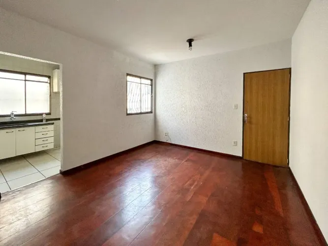 Apto de 03 quartos para locação no Caiçara!