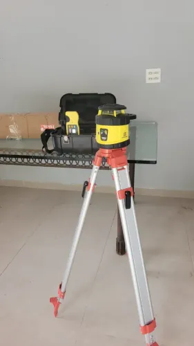 NÍVEL LASER COM TRIPÉ, NA CAIXA, SEM USO.