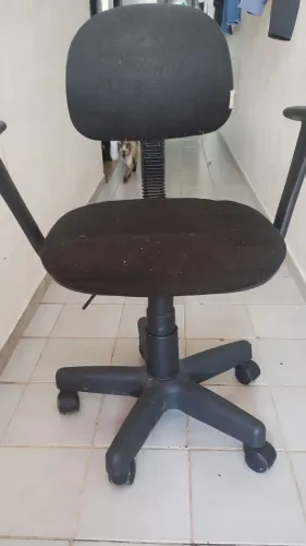 Vendo uma cadeira de escritório