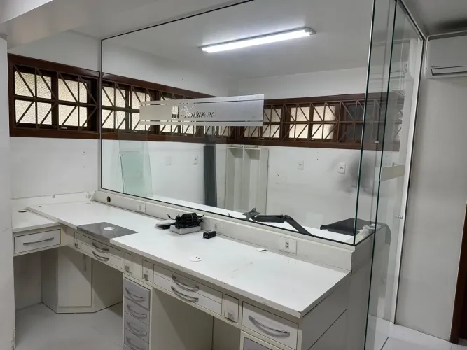 Móveis e equipamentos de laboratório de prótese dentária 