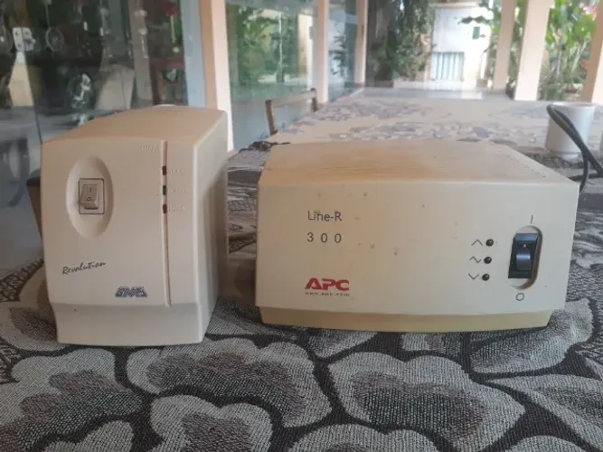 2 estabilizadores de voltagem com 4 saídas