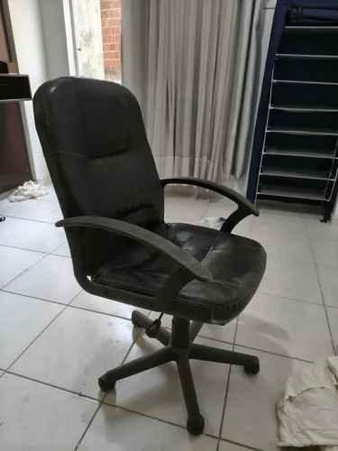 Cadeira de Escritório Giratória (Para Reforma)