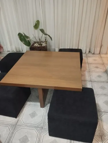 Mesa de centro grande com banqueta