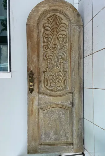 Porta de madeira maciça com entalhe 