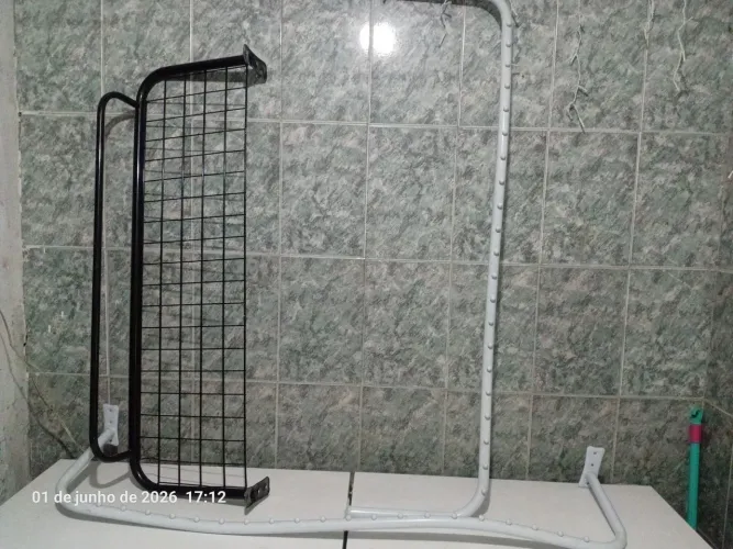 Vendo manequim e ferro de arara 
