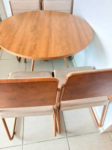 Mesa com 4 cadeiras 