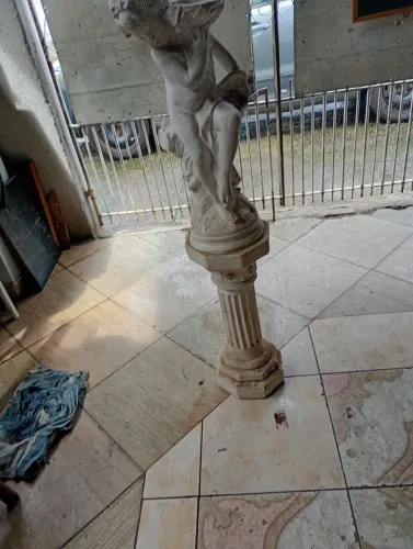 Pedestal e estátua