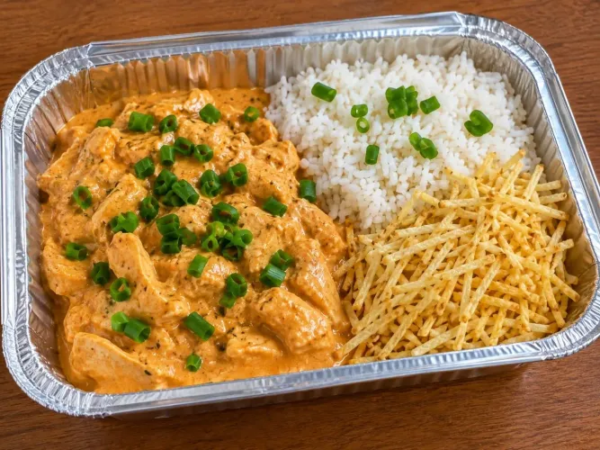 Strogonoff de frango completo com arroz, farofa e batata palha.