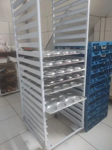 Vende-se carrinho para pães 57x67 com 6 assadeiras hambúrguer