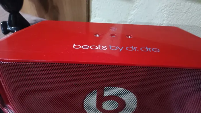 Caixa de som Beats by vermelha
