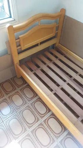 Cama em madeira maciça
