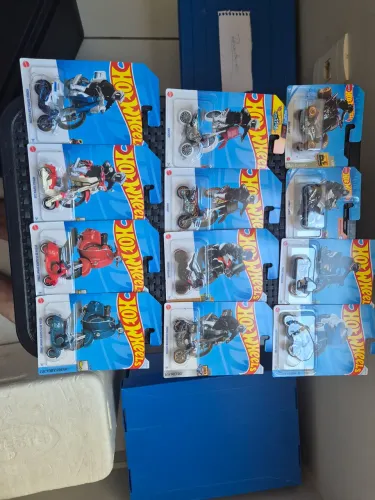 12 motocicletas da Hot Wheels