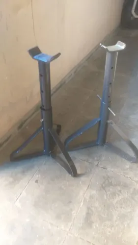 Dois cavaletes automotivos