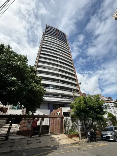Nascente, Varanda e 2 Vagas Paralelas: O Apartamento ideal a 2 quadras da Beira-Mar