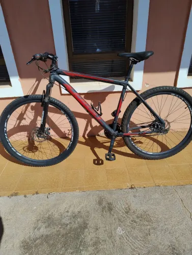 Bicicleta First aro 29 (Vermelho e Preto)