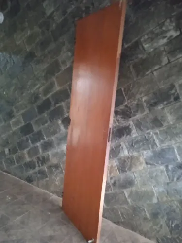 Porta de madeira,70X2,10. Valor 90,00 Reais,em ótimo estado de conservação