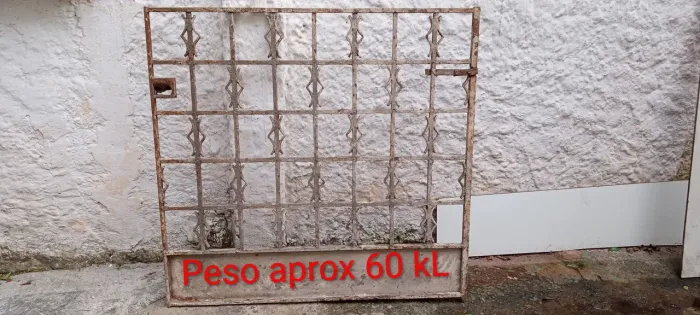 Portão social antigo maciço