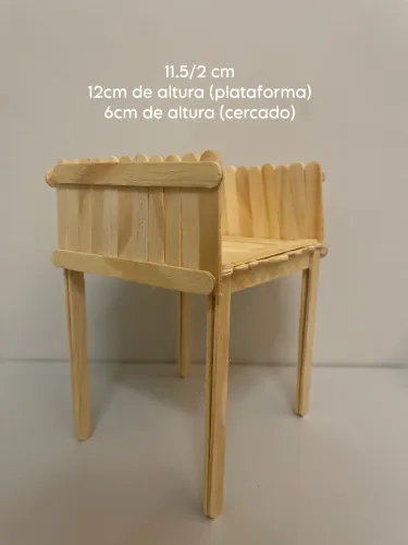 Plataforma de madeira com cercadinho para hamster 
