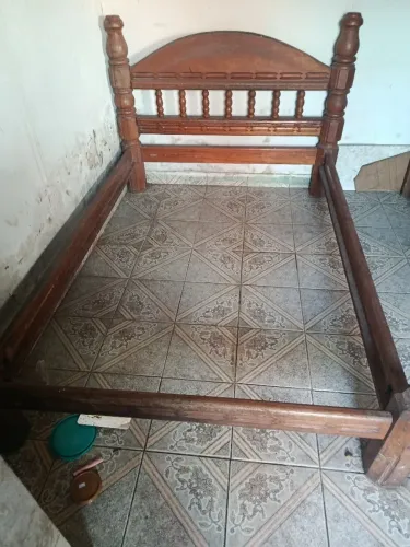 Cama de madeira casal