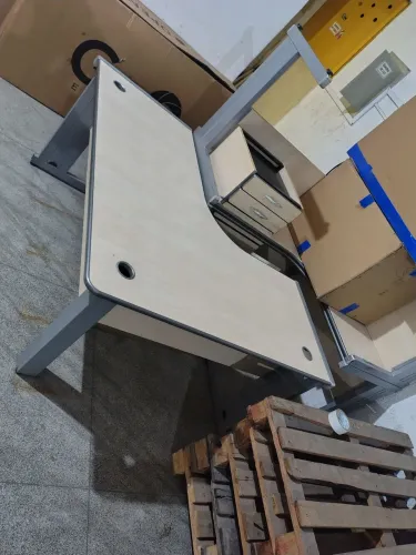 Mesa de escritório com duas gavetas tenho 4 dessa