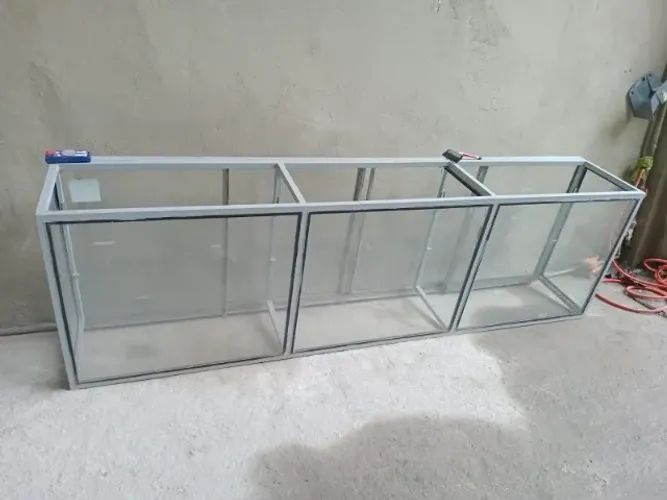 VITRINE EM FERRO E VIDRO