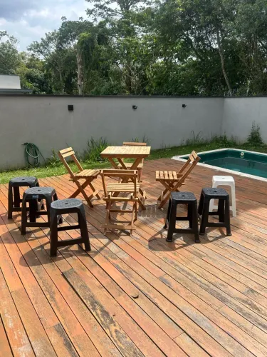Conjunto de mesa +banquetas alta + banquinhos