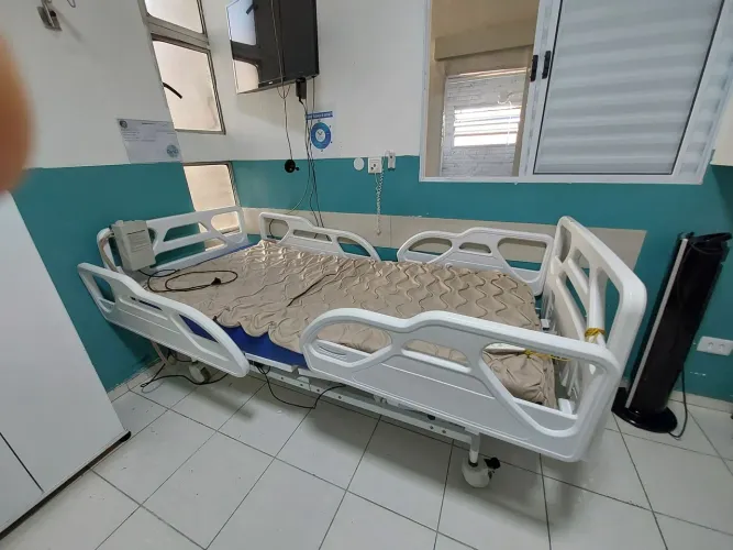 Cama Hospitalar Motorizada Eletrônica<br>Controle sem fio e aplicativo para celular