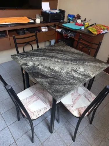 Mesa com 4 cadeiras