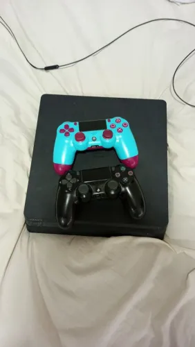 PS4 slim +2 controles +PS plus deluxe 