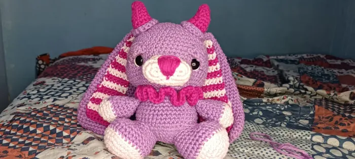 Amigurumi na cor lilás e pink 