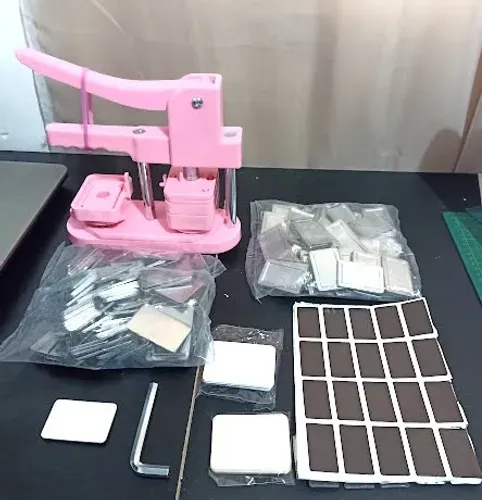  Máquina para fazer botões de ímã de geladeira  60 x 40 mm, máquina de prensar botões quad