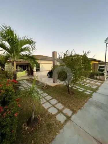 Alameda do Sol: Casa com Suíte, Armários Planejados e Piscina no Condomínio