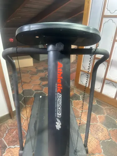 Esteira elétrica Athletic com rampa usada